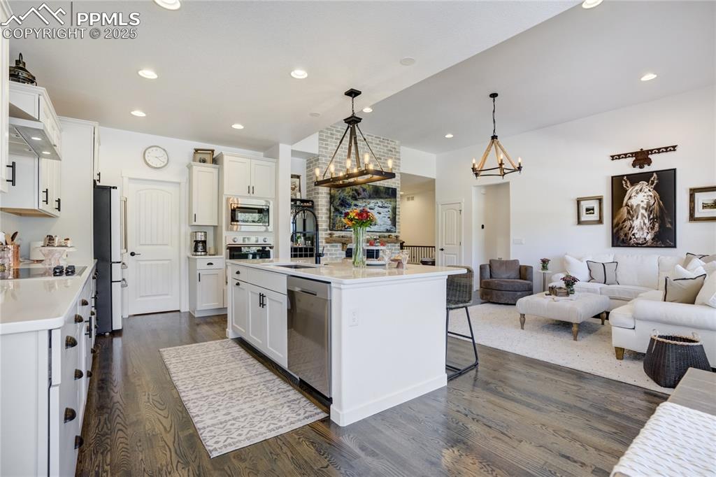 Image 16 of 50: Kitchen