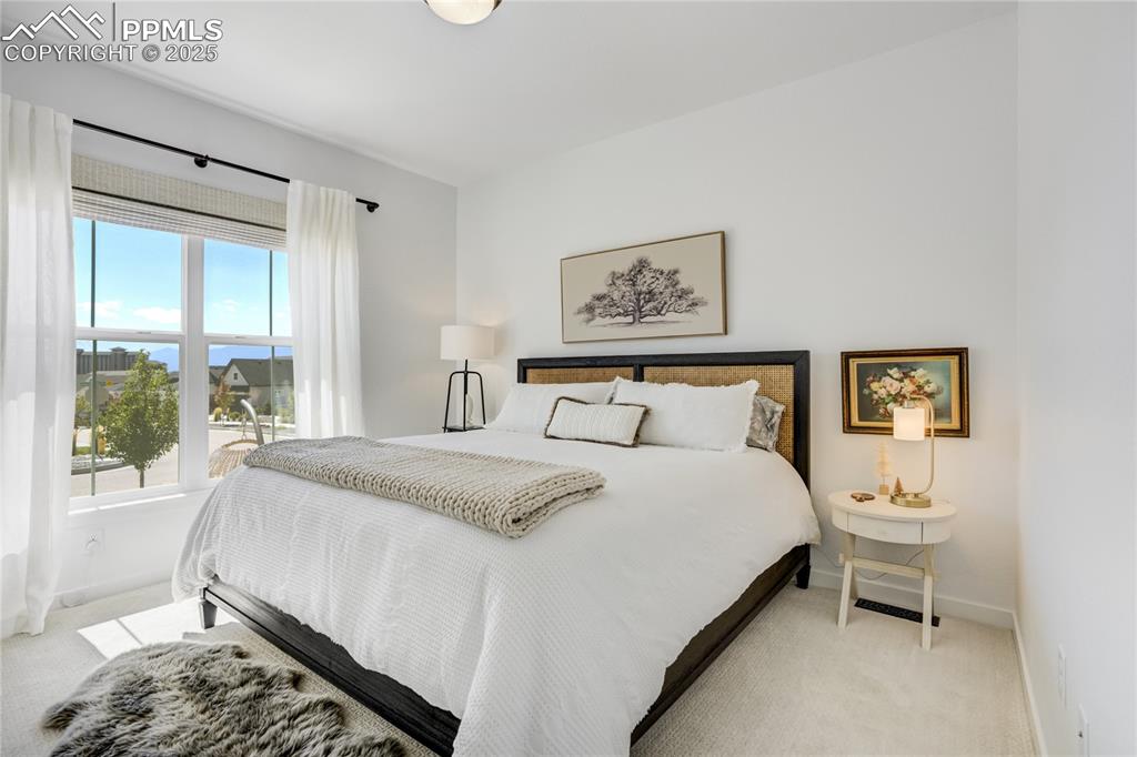 Image 18 of 50: Bedroom