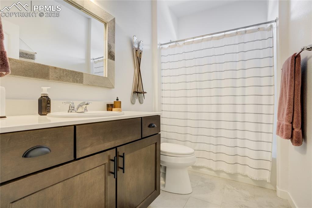 Image 19 of 50: Bathroom