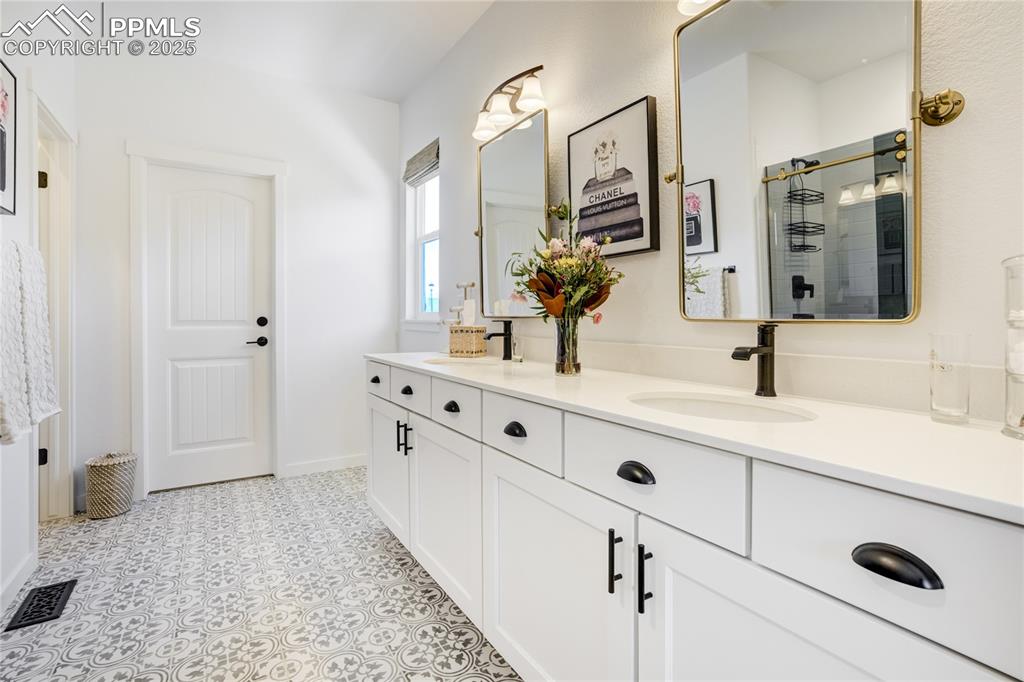 Image 22 of 50: Bathroom