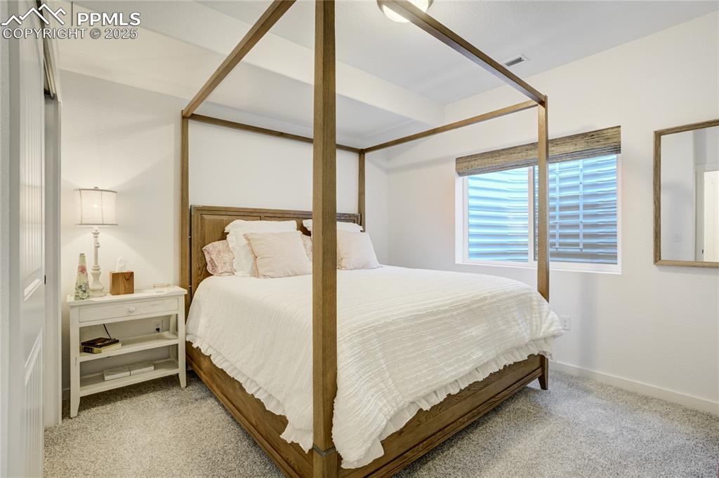 Image 34 of 50: Bedroom