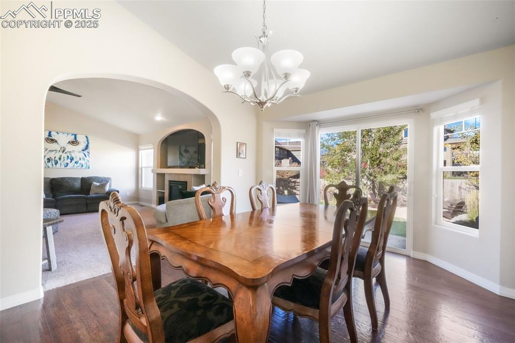 Image 15 of 50: Dining Area