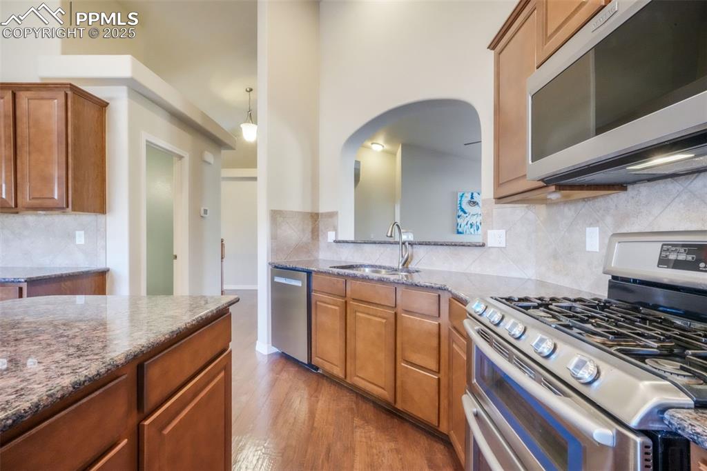 Image 17 of 50: Kitchen