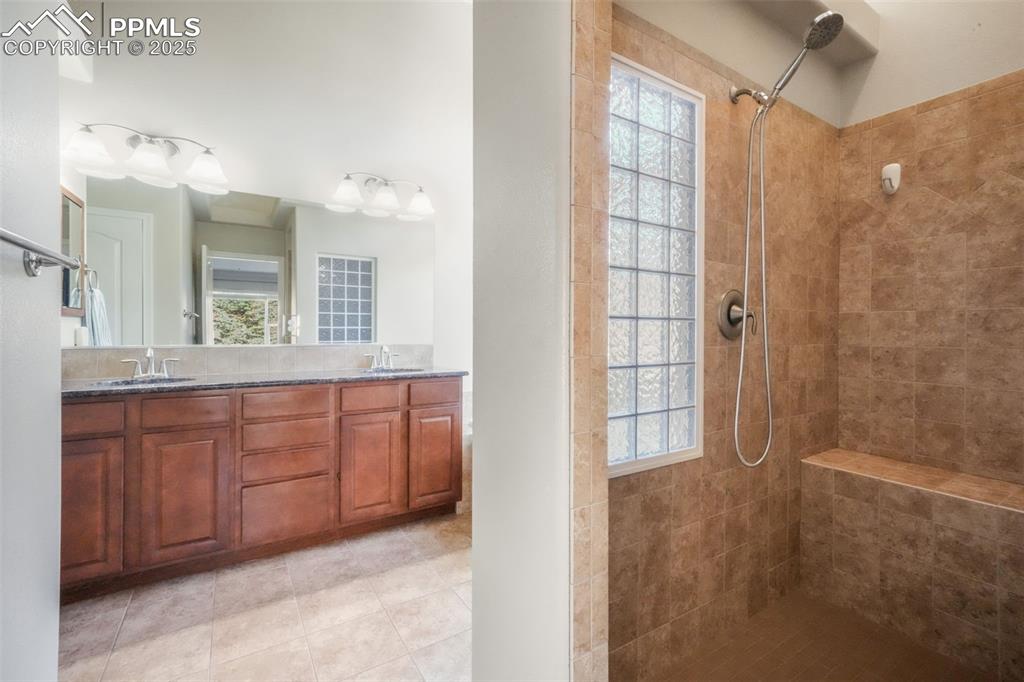 Image 31 of 50: Bathroom