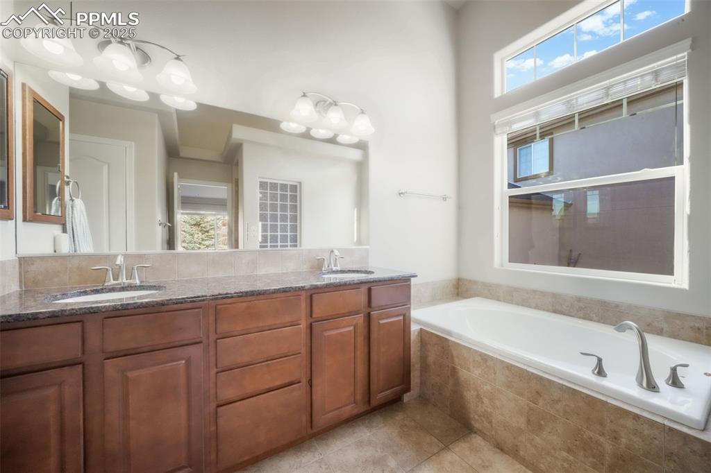 Image 32 of 50: Bathroom