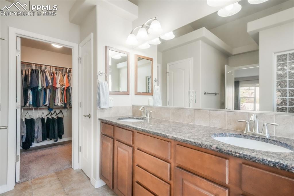 Image 34 of 50: Bathroom