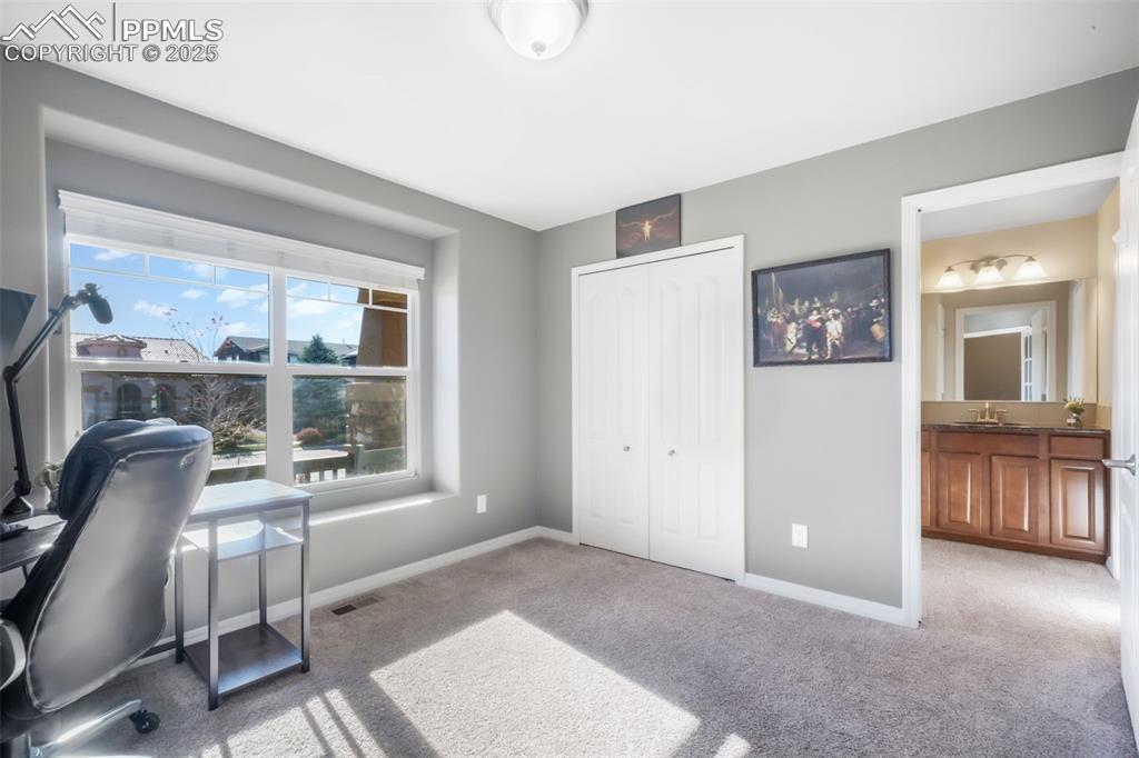 Image 4 of 50: Office