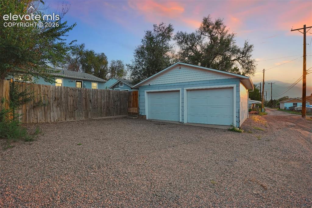 Image 2 of 18: Garage