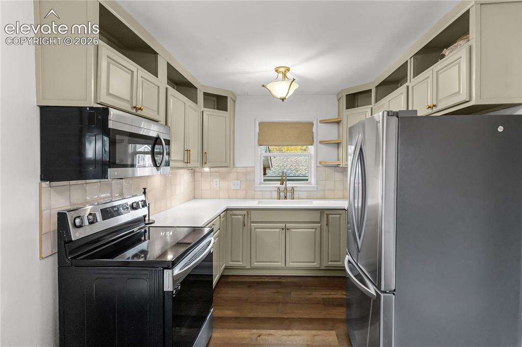 Image 5 of 18: Kitchen