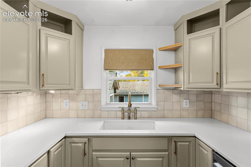 Image 6 of 18: Kitchen