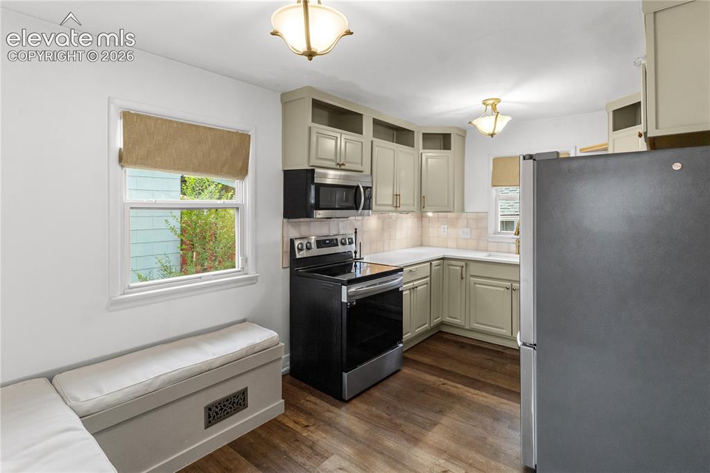 Image 7 of 18: Kitchen
