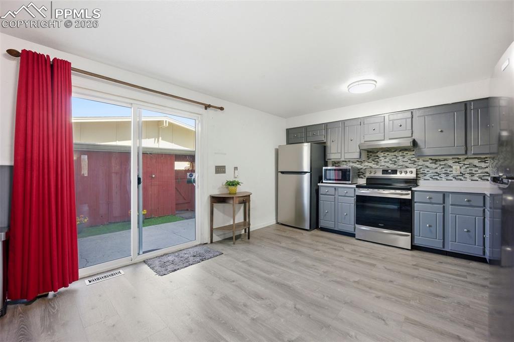 Image 11 of 46: Kitchen