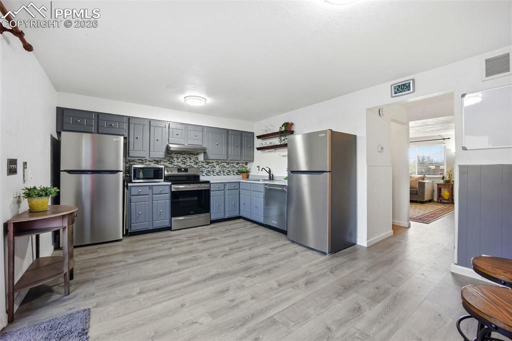 Image 13 of 46: Kitchen