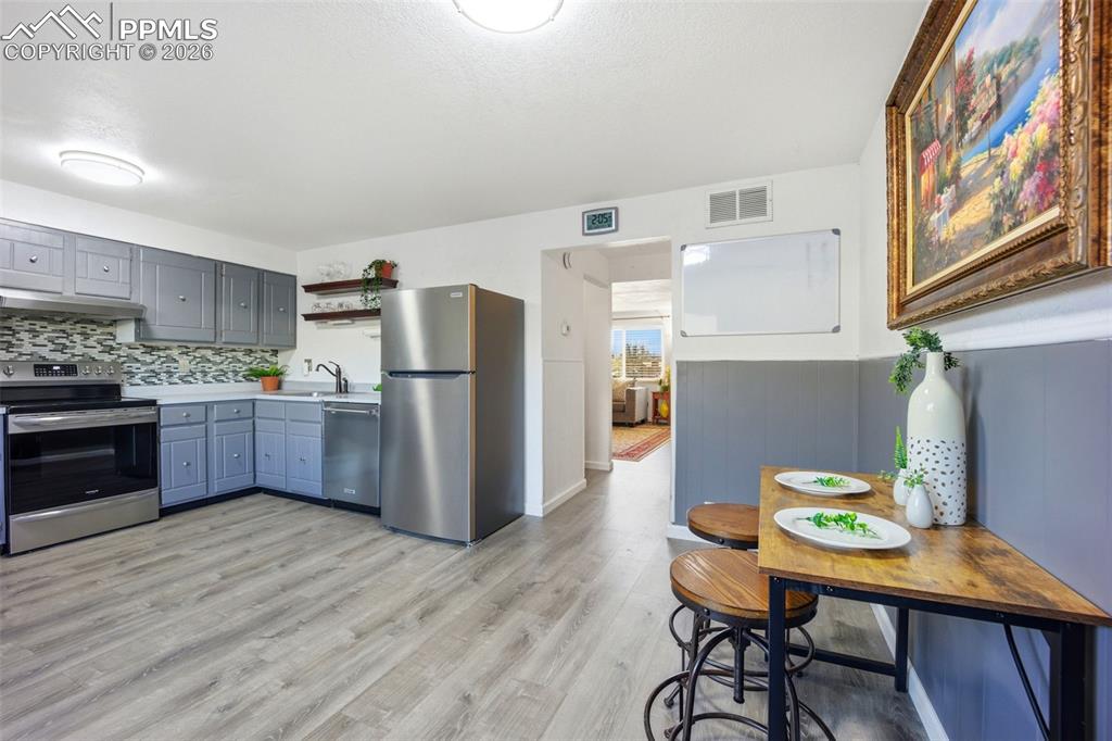 Image 14 of 46: Kitchen