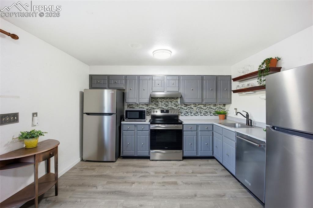 Image 15 of 46: Kitchen