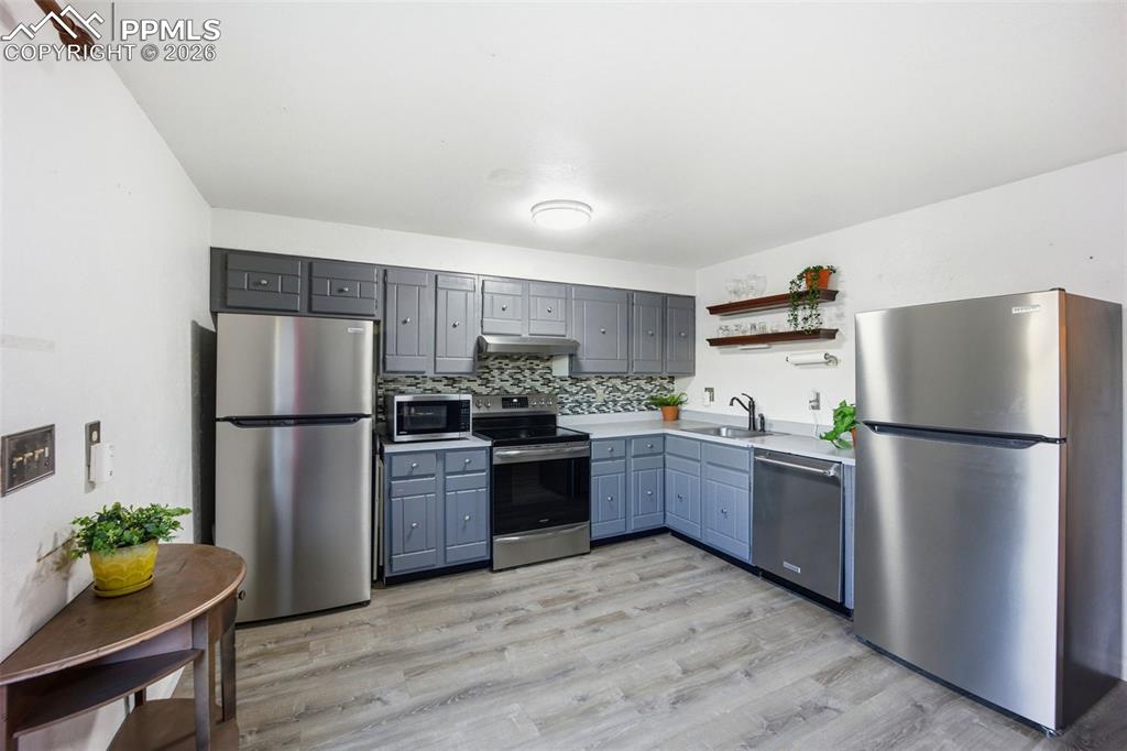 Image 16 of 46: Kitchen