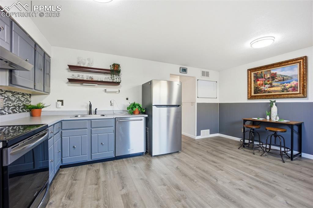 Image 19 of 46: Kitchen