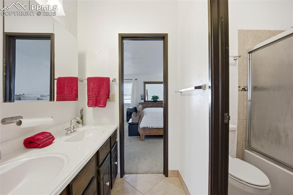 Image 26 of 46: Bathroom