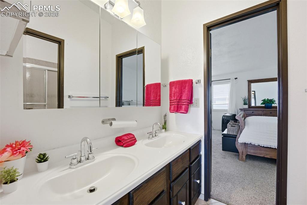 Image 27 of 46: Bathroom