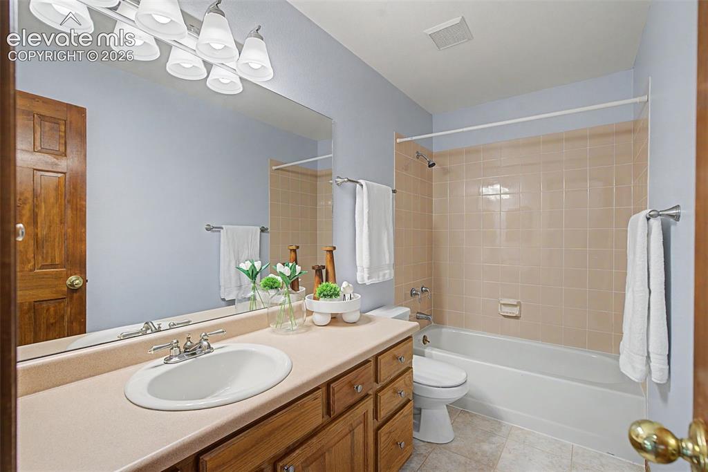 Image 25 of 41: Bathroom