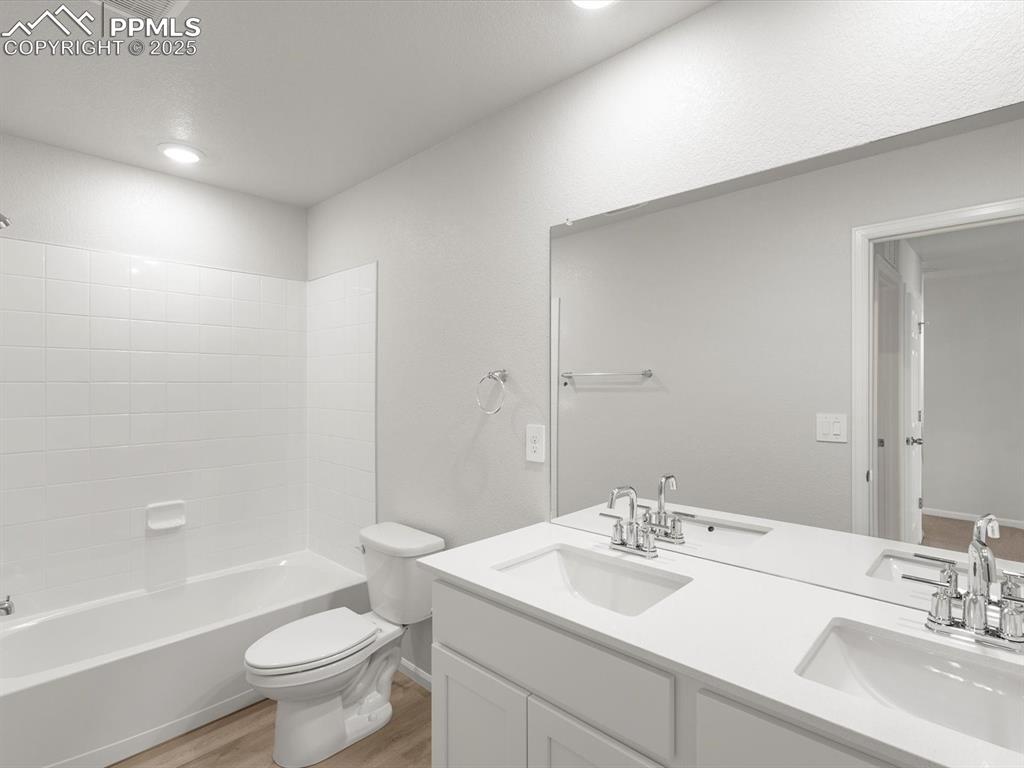 Image 21 of 24: Bathroom