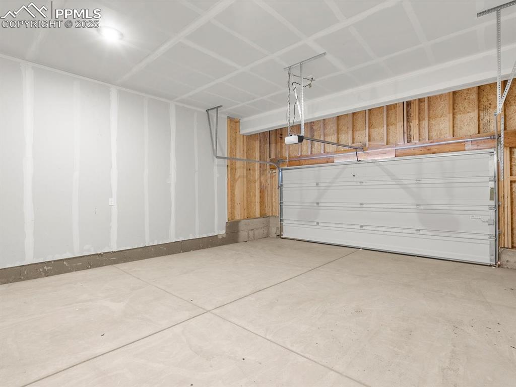 Image 23 of 24: Garage