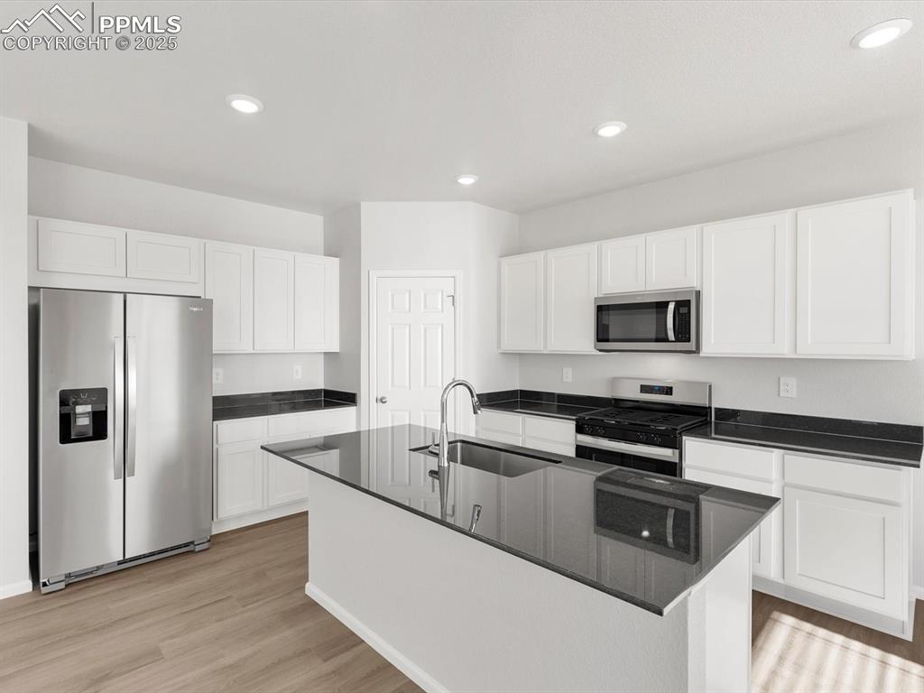 Image 7 of 24: Kitchen