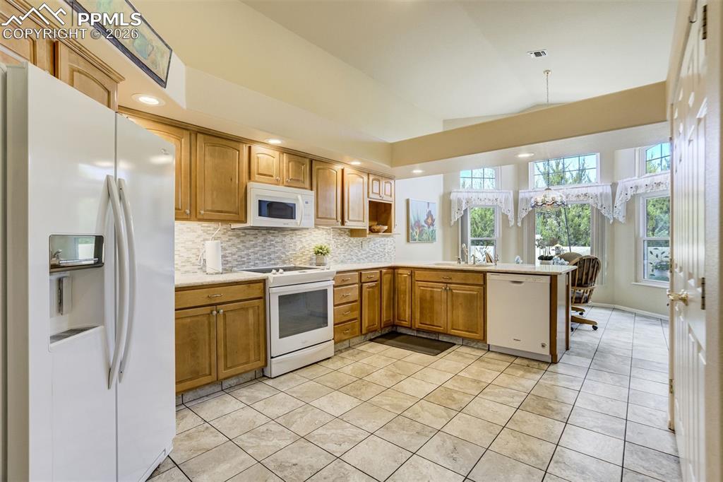 Image 15 of 50: Kitchen