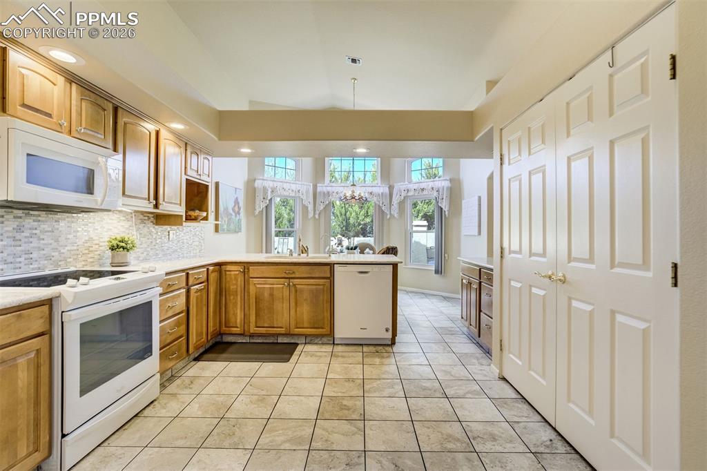 Image 16 of 50: Kitchen