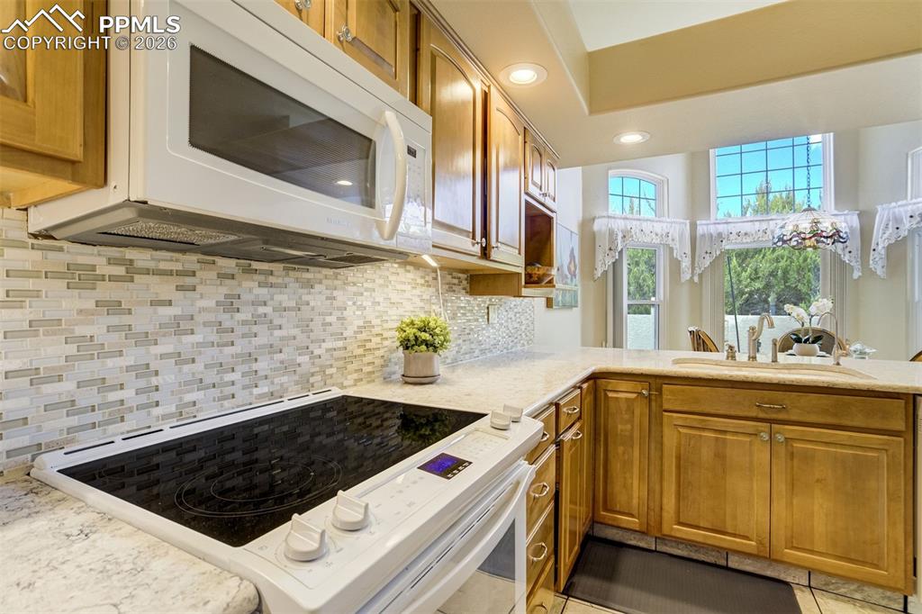 Image 17 of 50: Kitchen