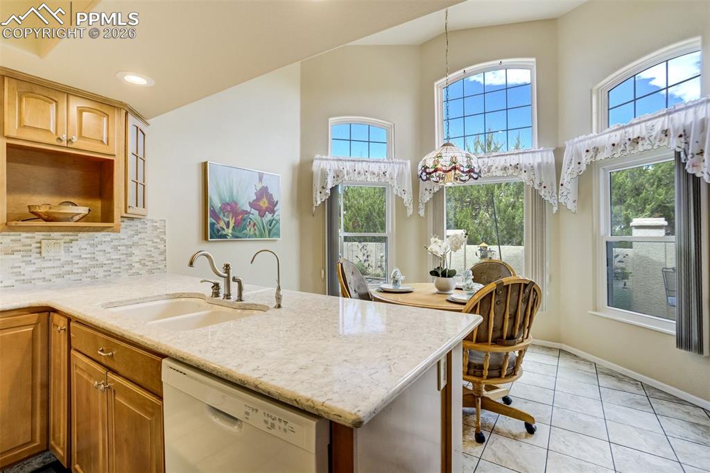 Image 18 of 50: Kitchen