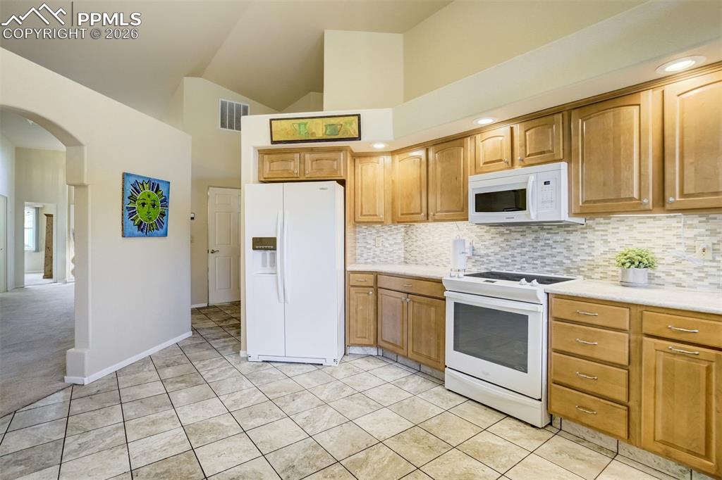 Image 19 of 50: Kitchen