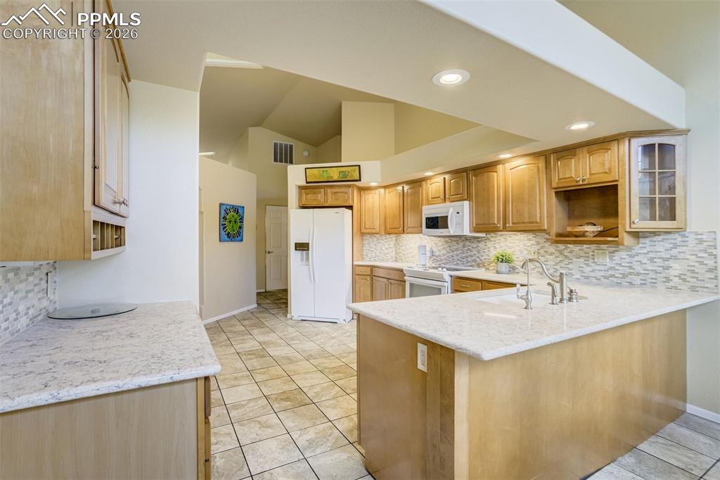 Image 21 of 50: Kitchen