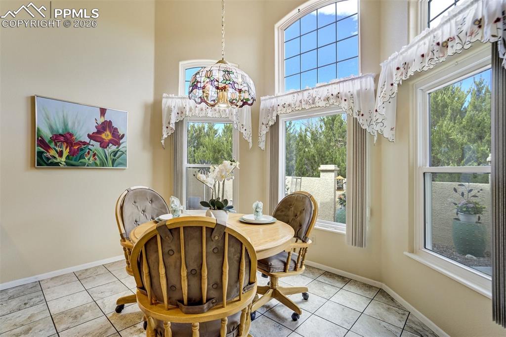 Image 22 of 50: Dining Area