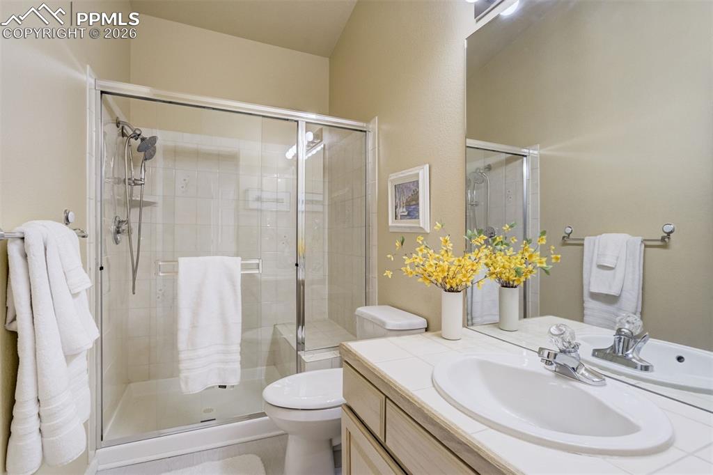 Image 25 of 50: Bathroom