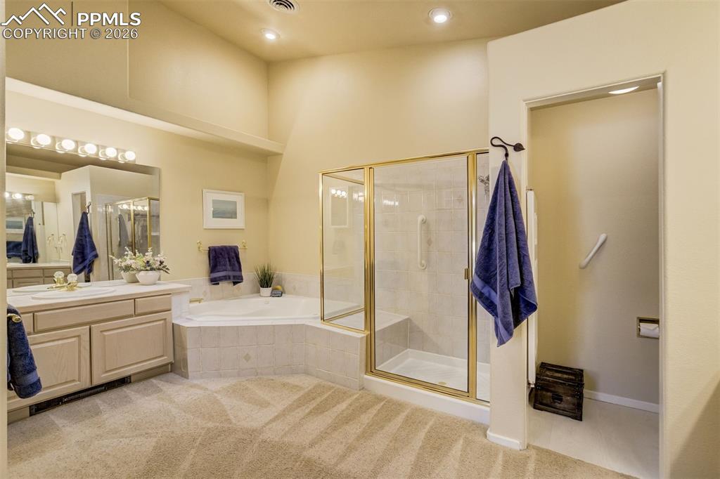 Image 36 of 50: Bathroom