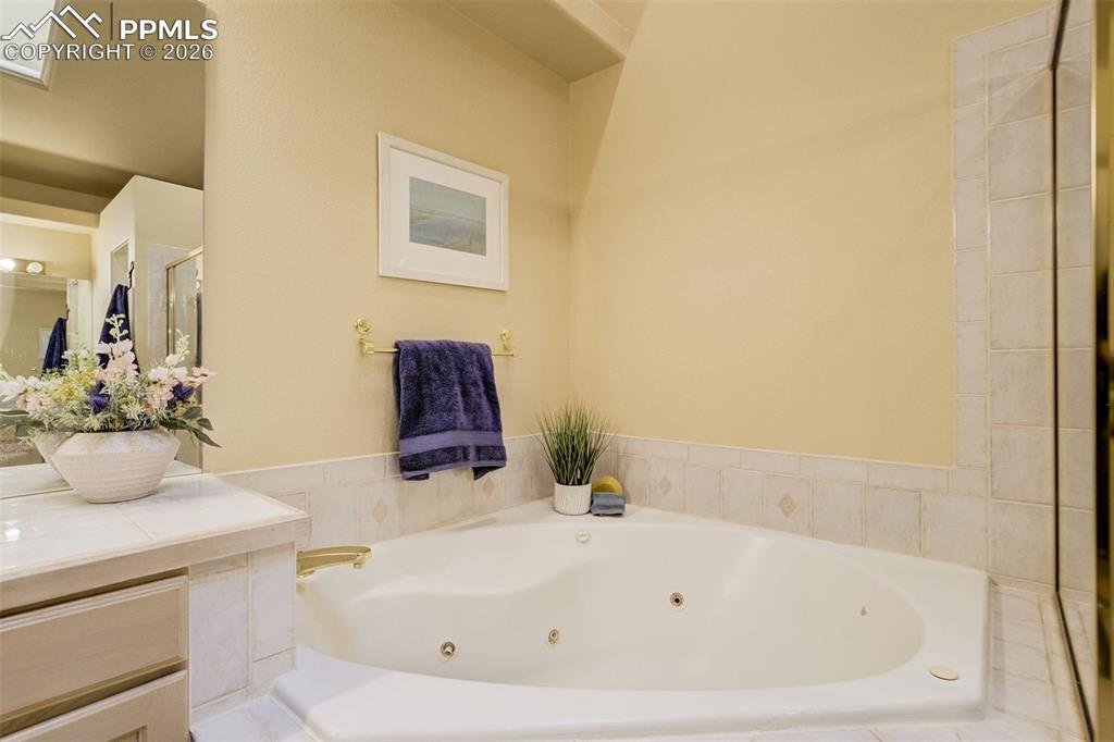 Image 37 of 50: Bathroom