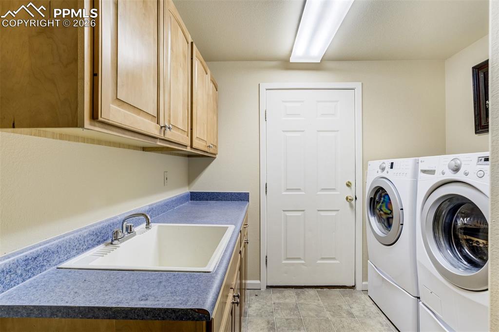 Image 39 of 50: Laundry