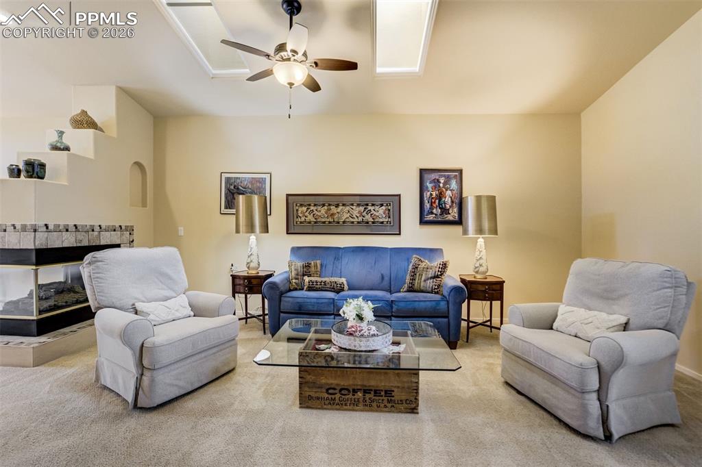 Image 7 of 50: Living Room