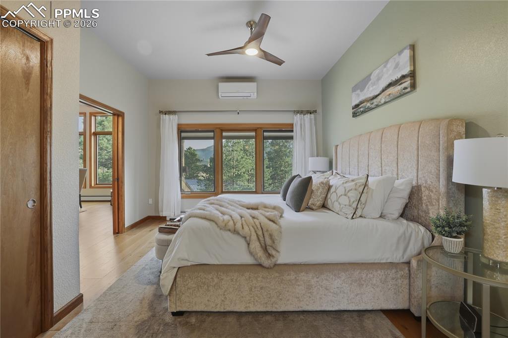 Image 10 of 50: Bedroom