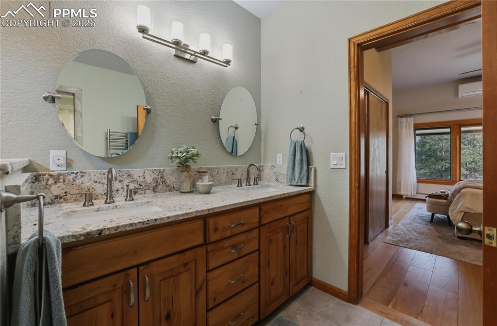 Image 11 of 50: Bathroom