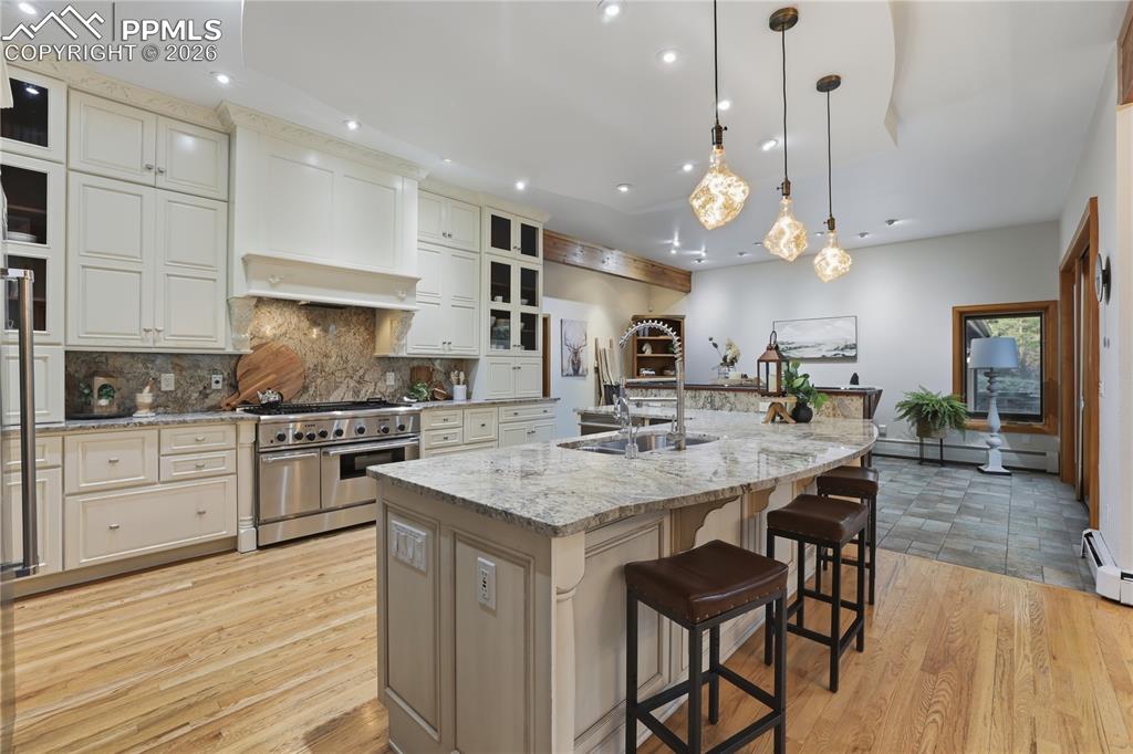 Image 13 of 50: Kitchen