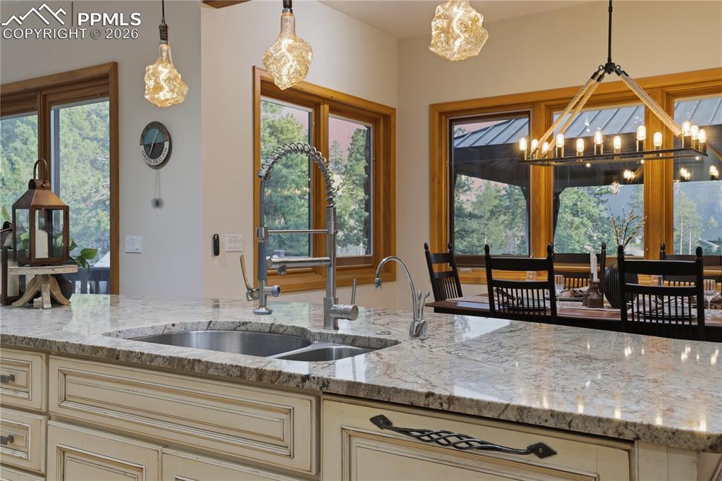 Image 15 of 50: Kitchen