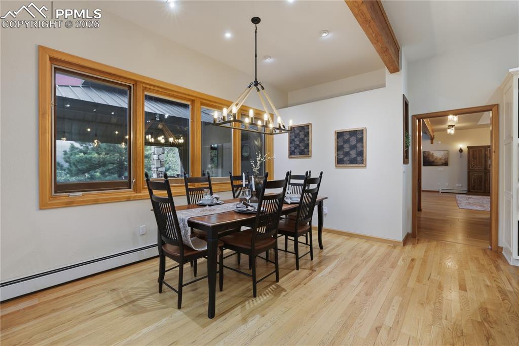 Image 16 of 50: Dining Area