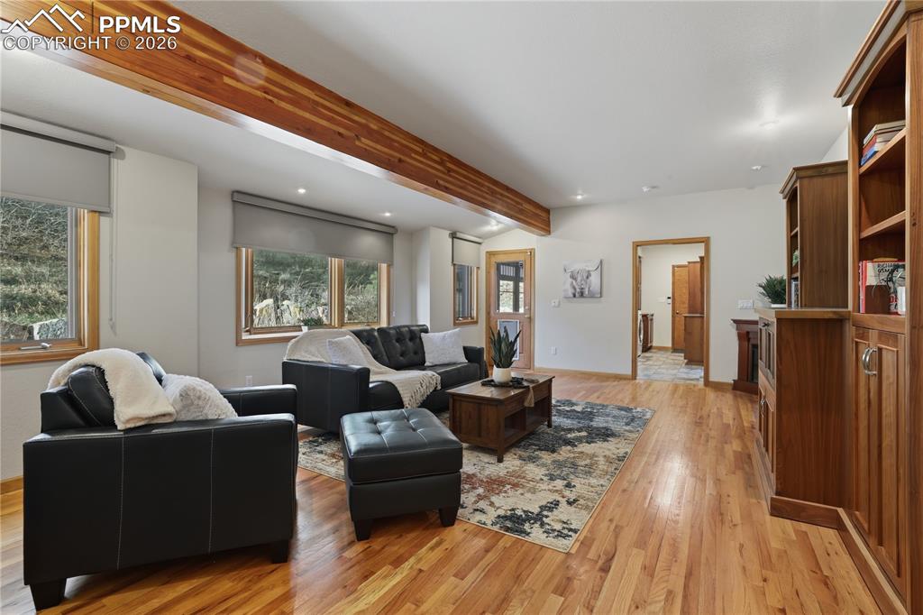 Image 21 of 50: Living Room