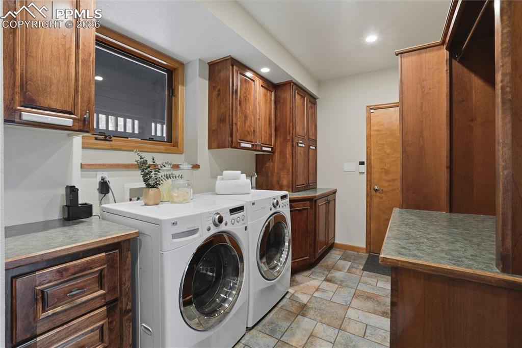 Image 22 of 50: Laundry