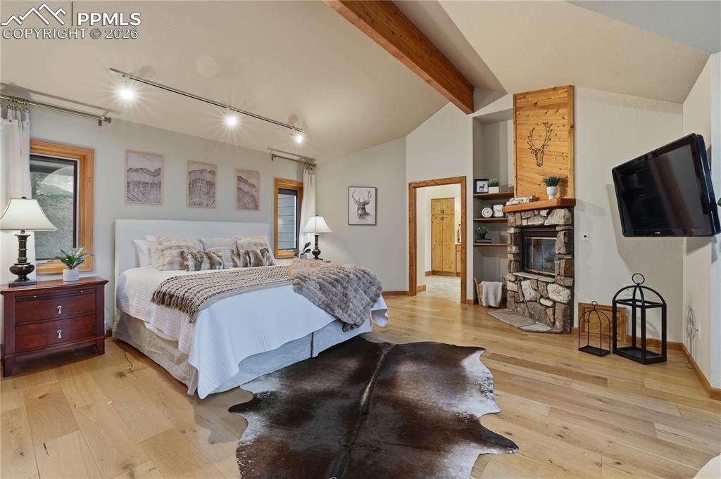 Image 23 of 50: Bedroom