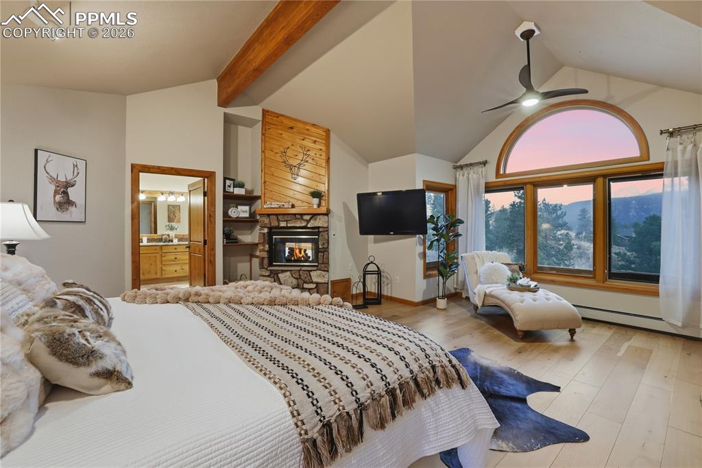 Image 24 of 50: Bedroom