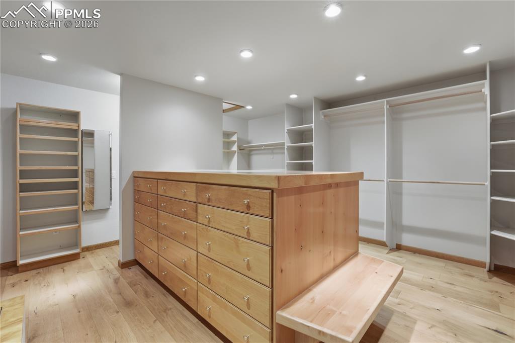 Image 28 of 50: Closet