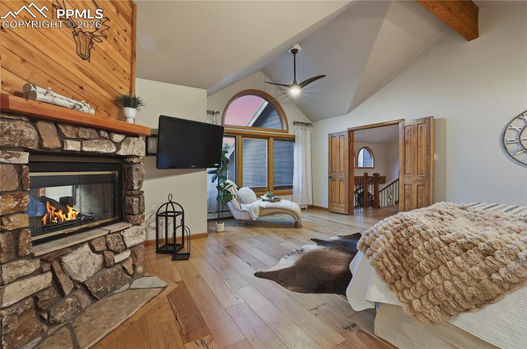 Image 29 of 50: Bedroom